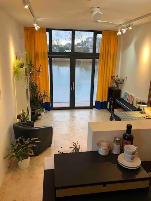 Prachtig Guesthouse Aan Het Water Almere Esterno foto